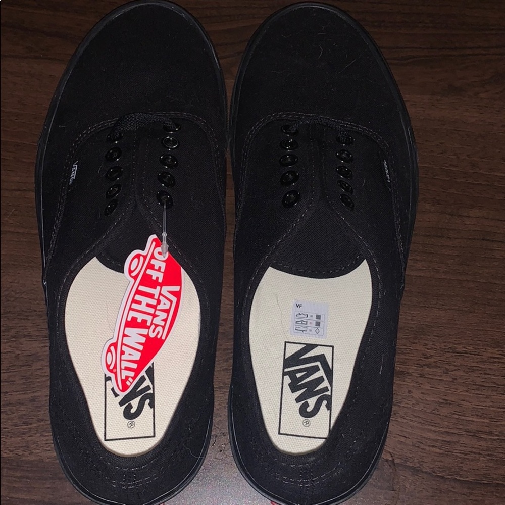 All black Vans Men’s size: 9 Women’s size: 10.5